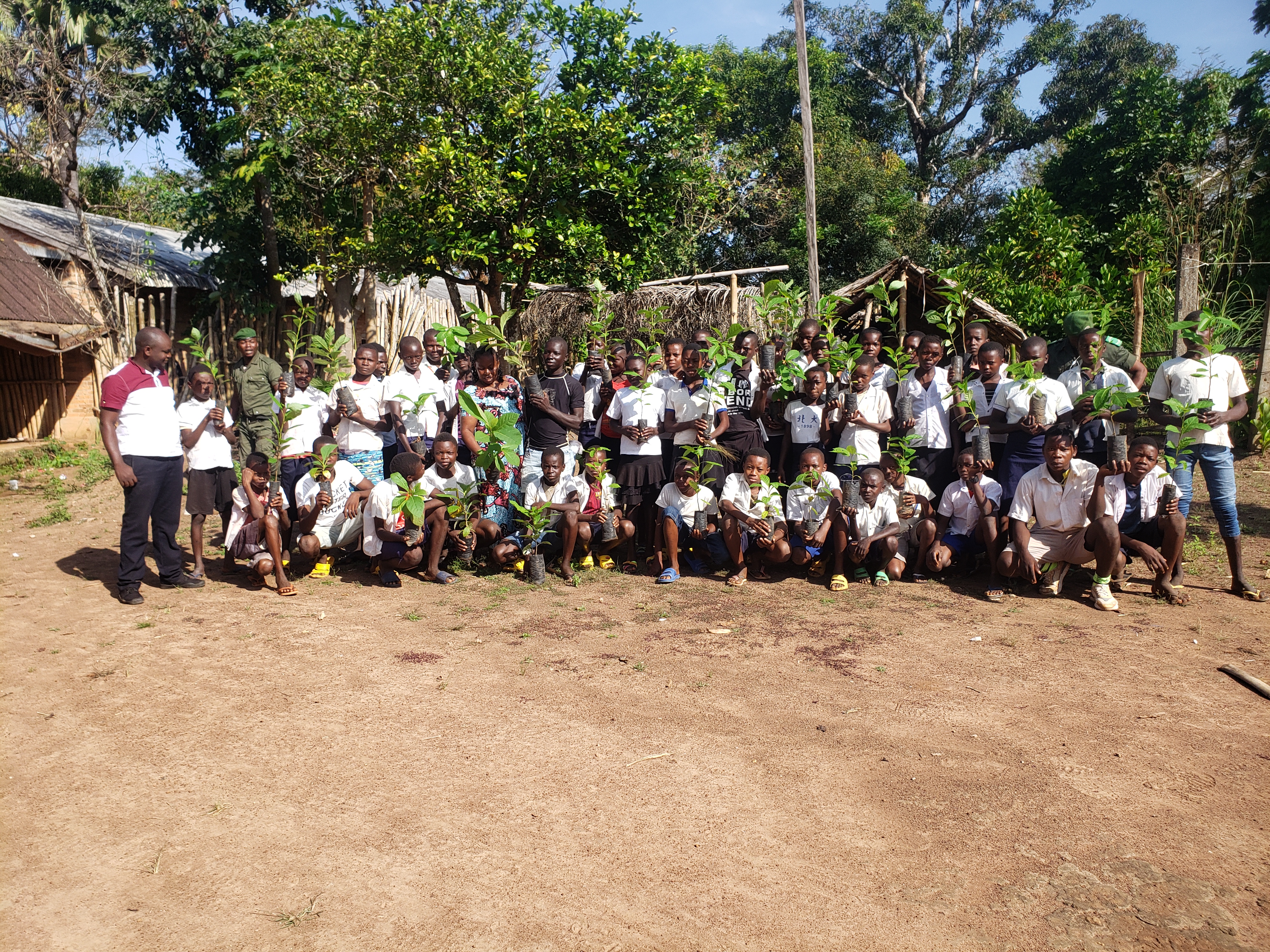 Community members in Bili-Uere posing with their seedlings 